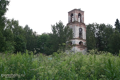 Остов колкольни на месте, где был Авнежский монастырь